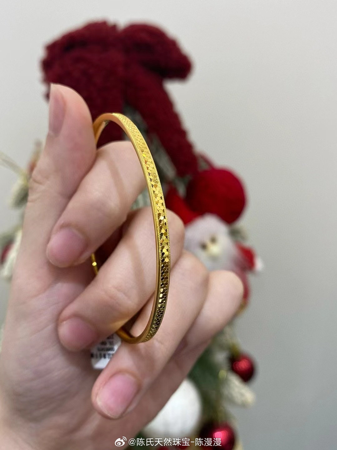 老鳳祥最新款實(shí)心手鐲，時(shí)尚與經(jīng)典的完美結(jié)合